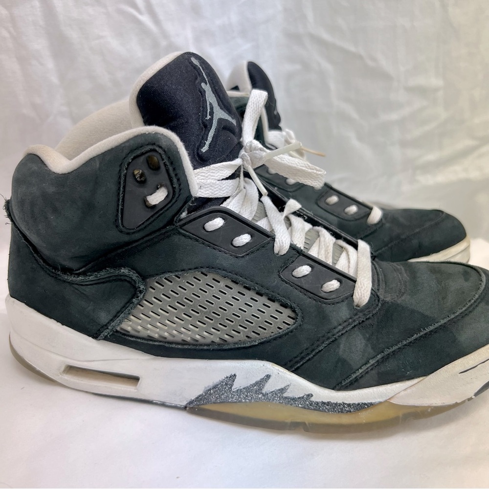 Nike Air Jordan 5 Retro Oreo tennis shoes. - Picture 4 of 11